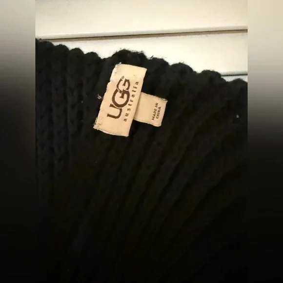 UGG Black Long scarf (83% cotton/17% cashmere) with Pom Poms - Picture 3 of 5